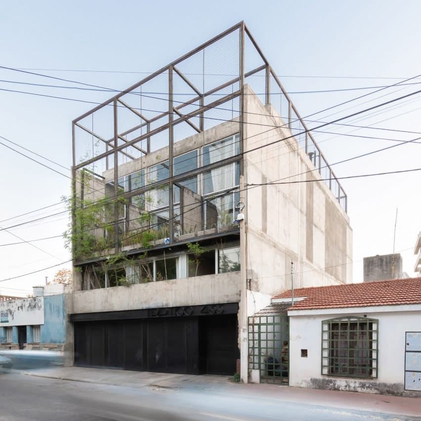 Tríptico Building in Córdoba is divided into three vertical houses